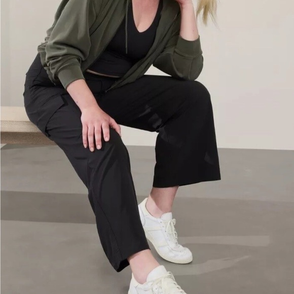 Athleta Brooklyn Heights cargo pants, size 6 - Picture 4 of 9